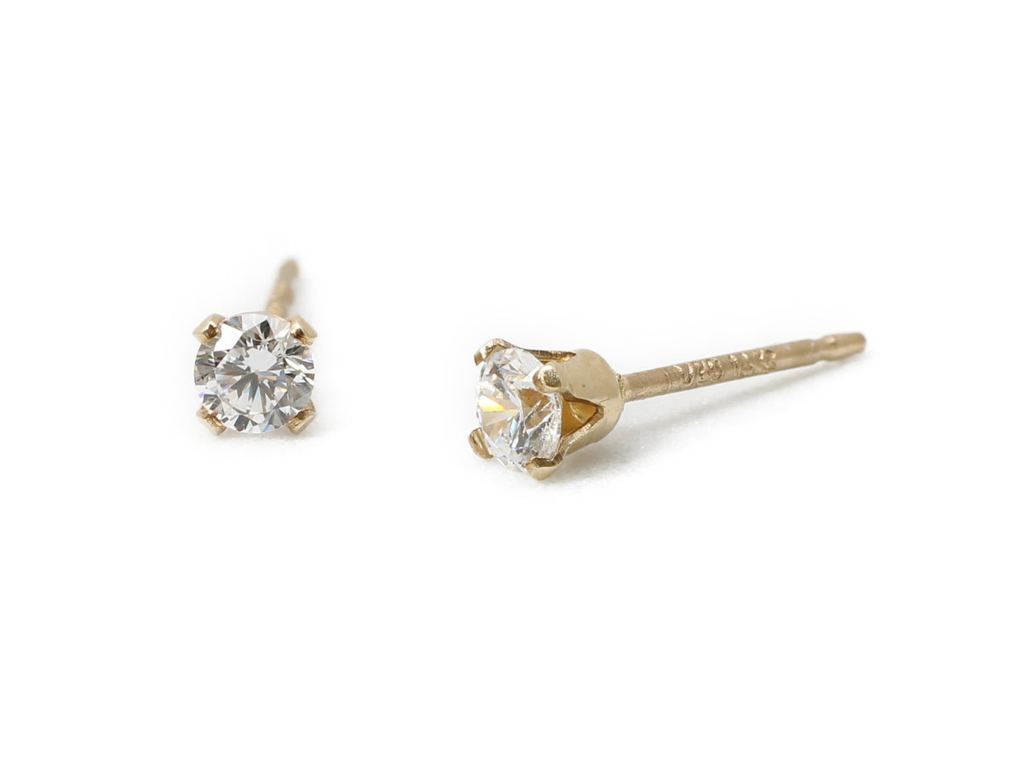 Round stud earrings CZ